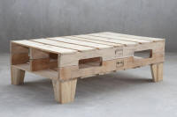 De pallets zijn bij dit bed op poten gemonteerd.