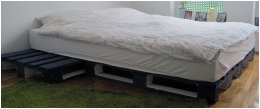 Bed van pallets gemaakt.