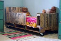 Kinderledikant van oude pallets of sloophout.