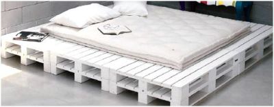 Wit bed van pallets.