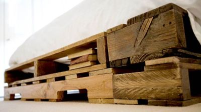 Zelfgemaakt bed van pallets.