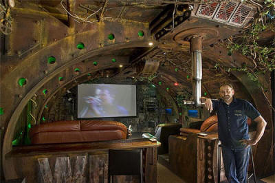 Woonkamer in steampunk stijl verbouwd met sloophout en veel roestig materiaal.