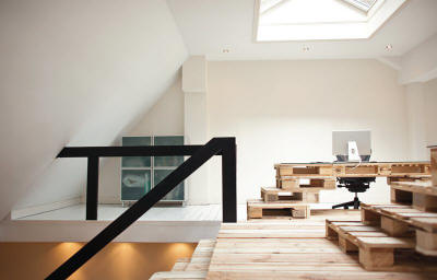 Moderne woningdecoratie met pallets en steigerplanken.